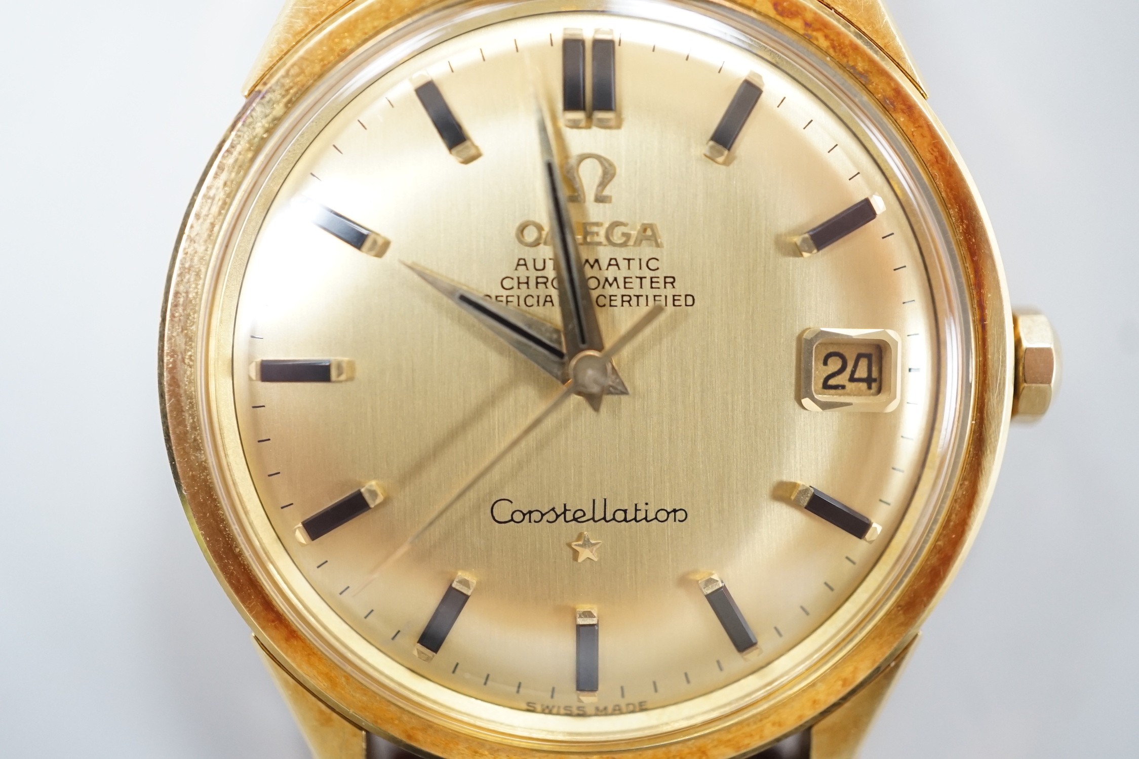 A gentleman's 750 yellow metal Omega Constellation Chronometre Automatic wrist watch, with date aperture, on Omega leather strap with gold plated Omega buckle, case diameter 34mm.